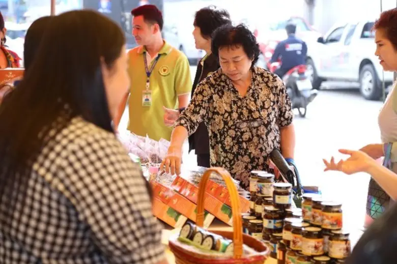กรมวิทยาศาสตร์บริการ เปิดตลาดนัดผลิตภัณฑ์ชุมชนเพื่อส่งเสริมเศรษฐกิจฐานราก ให้ผู้ประกอบการวิสาหกิจชุมชนนำสินค้ามาจัดจำหน่ายในช่วงเทศกาลปีใหม่ 2561