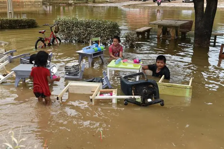 ม.อ.ตรัง ลงพื้นที่ทำความสะอาดวัด-โรงเรียน หลังได้รับผลกระทบจากอุทกภัย