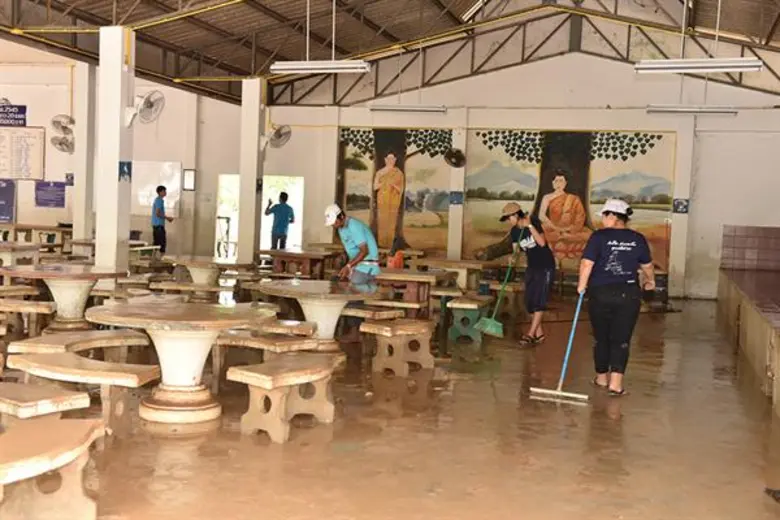 ม.อ.ตรัง ลงพื้นที่ทำความสะอาดวัด-โรงเรียน หลังได้รับผลกระทบจากอุทกภัย