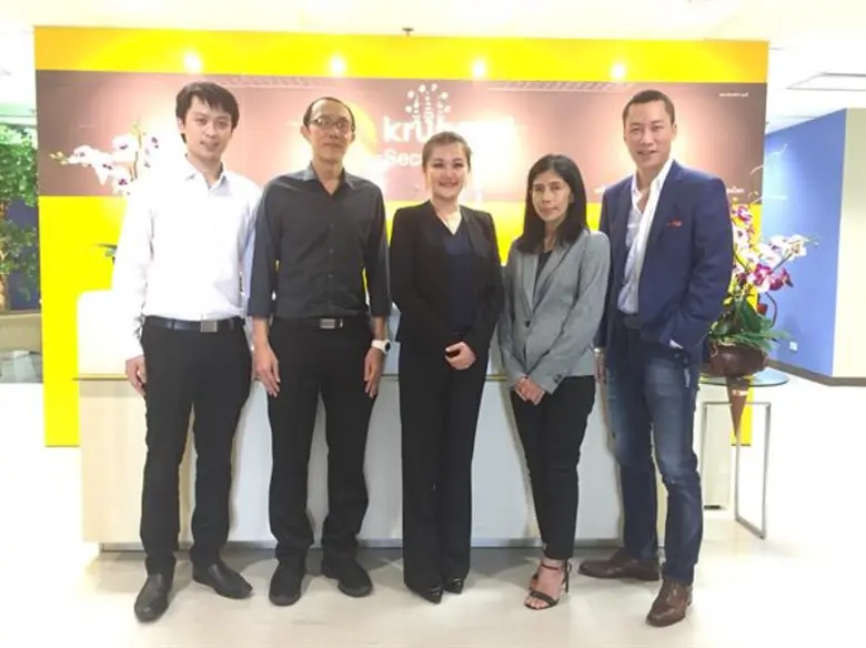 นางสาวสุกัญญา สุขเจริญไกรศรี (กลาง) ประธา...