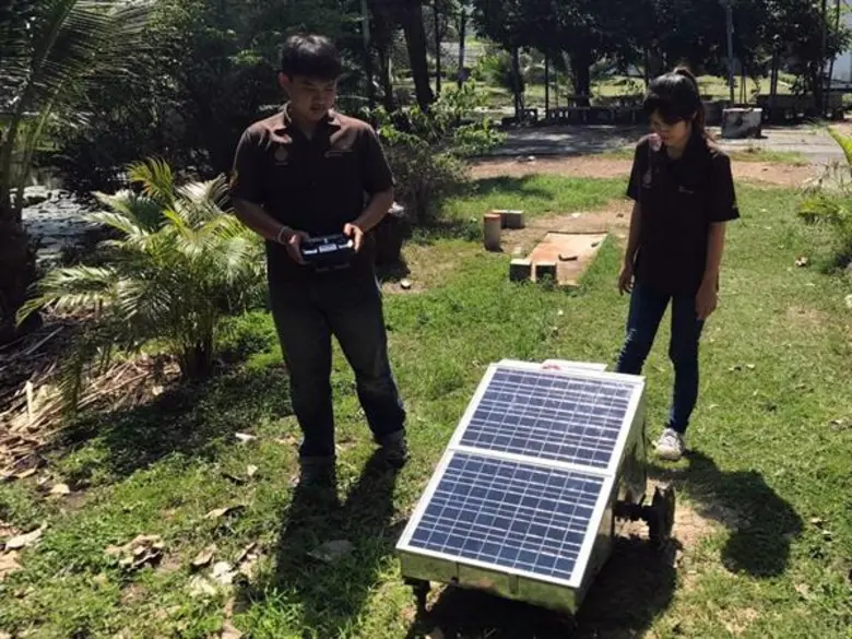 รถตัดหญ้าพลังงานแสงอาทิตย์ ควบคุมด้วยรีโมทคอนโทรล