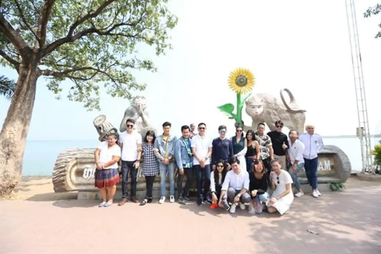 ศิลปินดาราจิตอาสาร่วมงานบุญประจำปี ปิดทองหลวงพ่อเพ็ชร วัดพัฒนาธรรมาราม จ.ลพบุรี