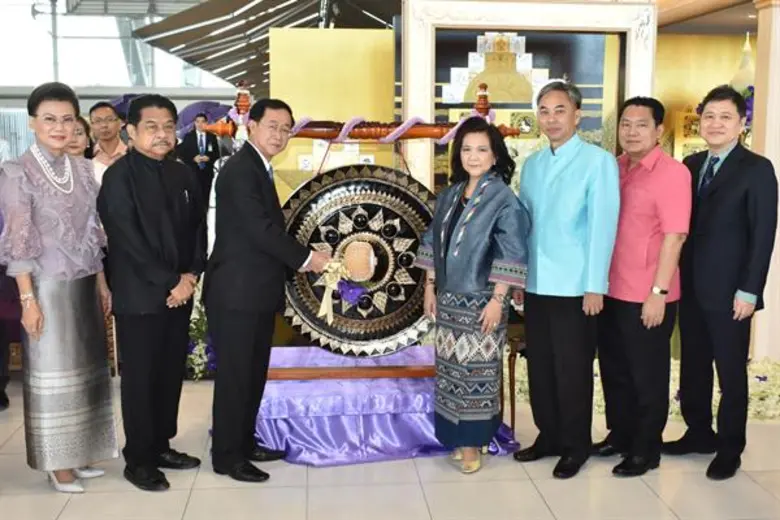 นายอาคม เติมพิทยาไพสิฐ (ที่ 3 จากซ้าย) รั...