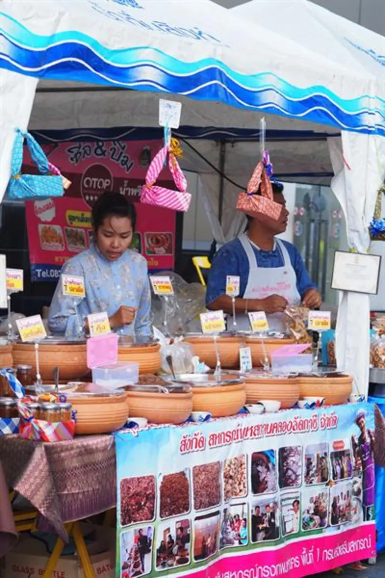 ตลาดนัดดาราวิก 3 จัดหนัก!! ส่งท้ายปี แฟนๆ แห่ ชิม ช้อป ซื้อของขวัญของฝาก ต้อนรับปีใหม่