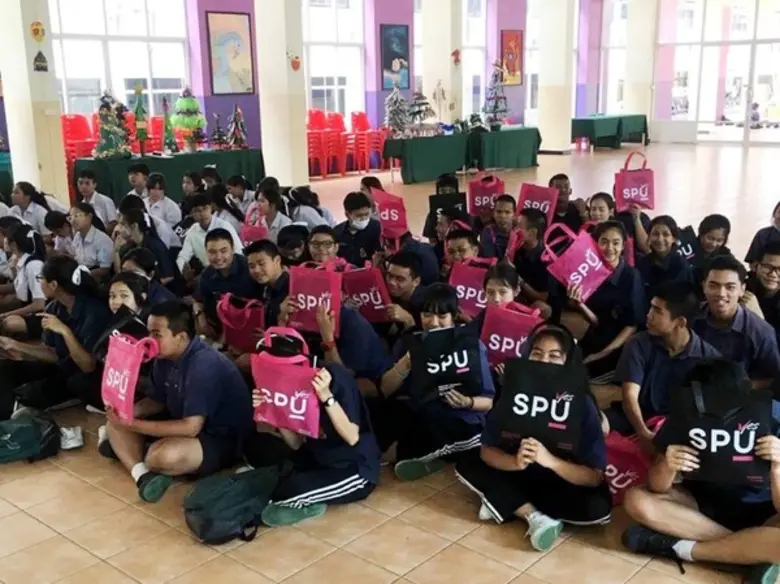 คณะบริหารธุรกิจ มหาวิทยาลัยศรีปทุม โดย อา...