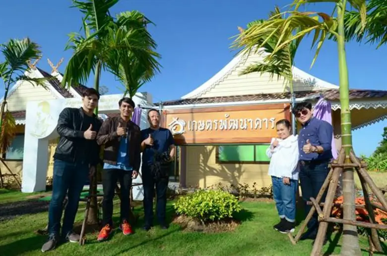 เหล่าดาราเยี่ยมชม“เกษตรพัฒนาคาร” ศูนย์เรียนรู้การเกษตรอทิตยาทร จ.สุรินทร์