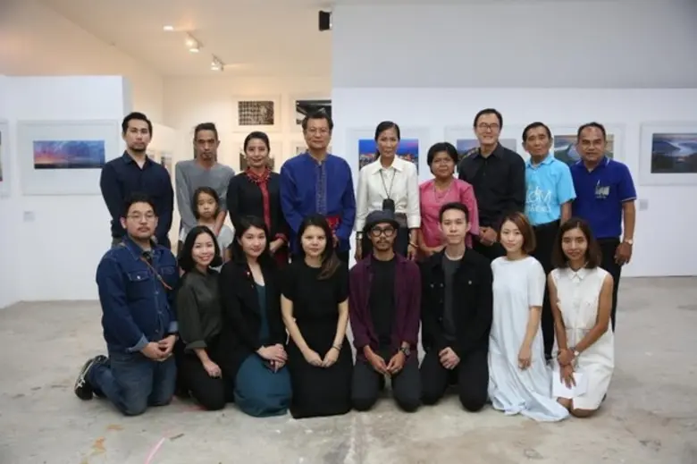 นางกอบกาญจน์ วัฒนวรางกูร (ที่ 5 จากซ้าย) ...