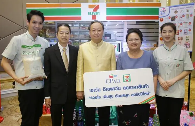 นายสนธิรัตน์ สนธิจิรวงศ์ (กลาง) รัฐมนตรีว...