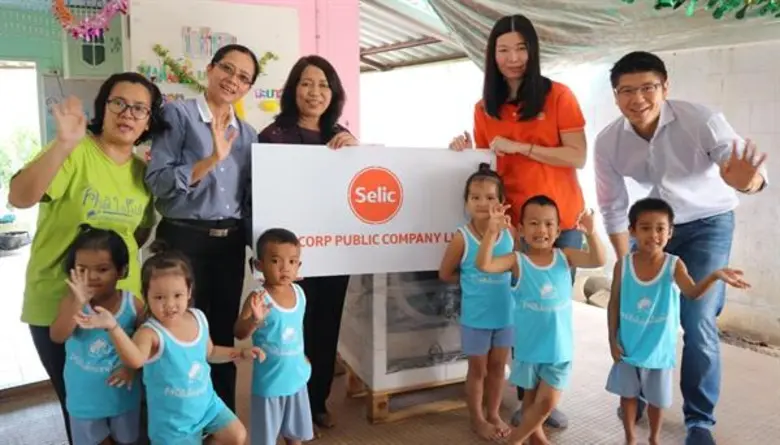 คุณเอก สุวัฒนพิมพ์ ( ขวาสุด ) ประธานเจ้าห...