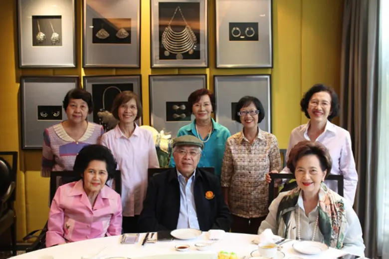 อัญชลี เทพหัสดิน ณ อยุธยา (นั่งซ้ายสุด) จ...