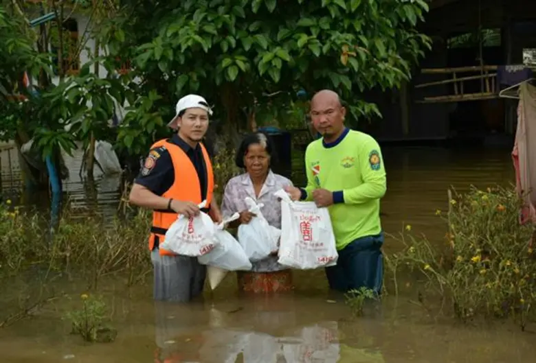 เค สไมล์ด๊อก ร่วมกับ มูลนิธิใต้เต๊กเซี๊ยงตึ้ง รุดเข้าช่วยพี่น้องพื้นที่ อ.พระพรหม จ.นครศรีธรรมราช ประสบภัยน้ำท่วม
