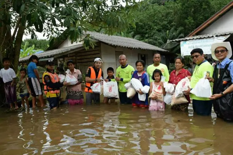 เค สไมล์ด๊อก ร่วมกับ มูลนิธิใต้เต๊กเซี๊ยงตึ้ง รุดเข้าช่วยพี่น้องพื้นที่ อ.พระพรหม จ.นครศรีธรรมราช ประสบภัยน้ำท่วม