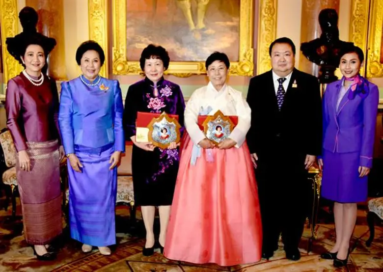 นายดนุช บุนนาค (ที่ 5 จากซ้าย) ที่ปรึกษาส...