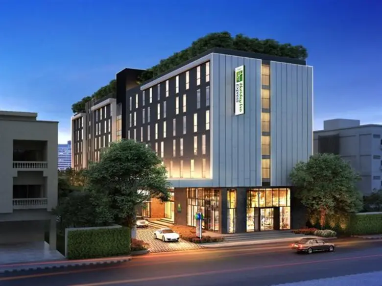 Holiday Inn Express Bangkok Soi Soonvijai...