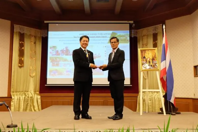 นายเชาว์ ตรีณาวงศ์ ผู้จัดการทั่วไป โรงแรม...