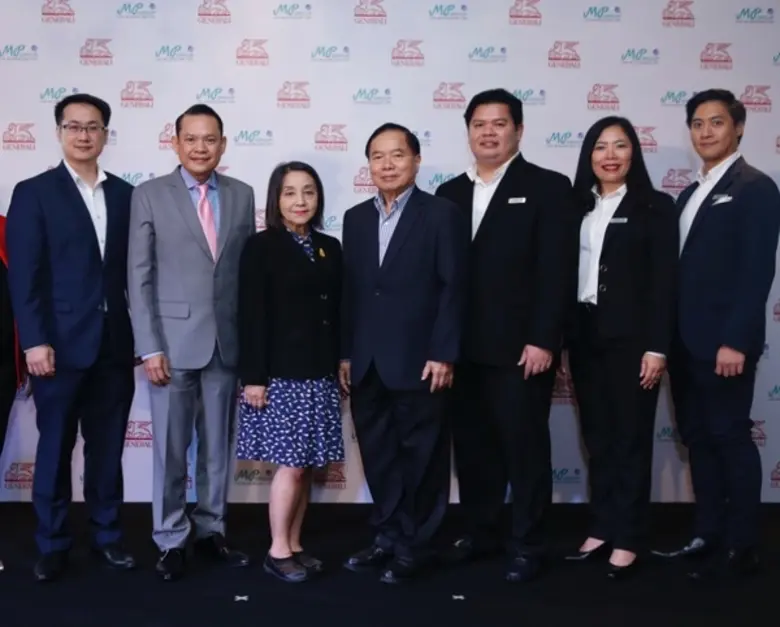 นายฤทธิชัย ศรีวิจารย์ ประธานกรรมการ (คนยื...