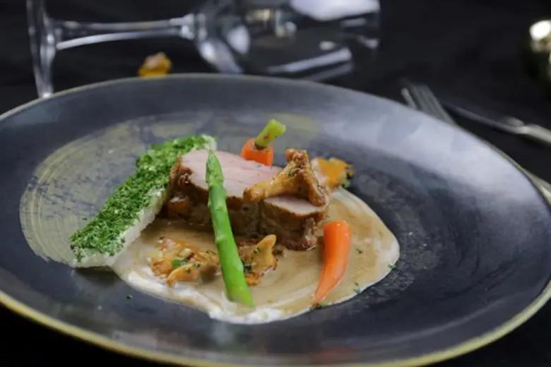 31 ธันวาคม 2560 ฉลองค่ำคืนส่งท้ายปีแบบเอ็กซ์คลูซีฟ ด้วยดินเนอร์สุดหรู 7 คอร์ส ท่ามกลางวิวหรูระฟ้า ณ ห้องอาหารรูฟท็อปบลูสกายบาร์แอนด์ไดนิ่ง