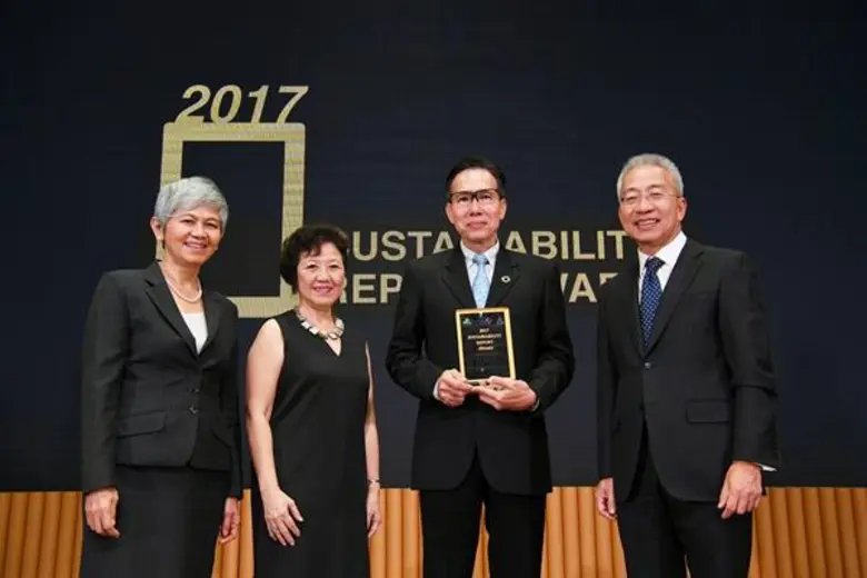 นายรพี สุจริตกุล (ขวาสุด) เลขาธิการสำนักง...