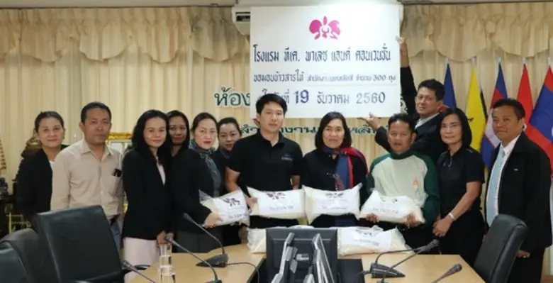 ภาพข่าว: คุณธีระพัฒน์ พันธุ์เสงี่ยม รองประธานกรรมการฯ มอบข้าวสาร