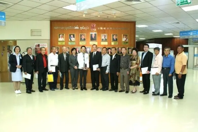 นพ.กฤชวัชร ลาภเจริญวงศา (ที่ 7 จากซ้าย) ผ...