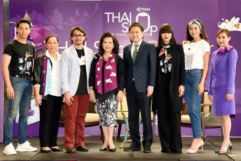 นางอุษณีย์ แสงสิงแก้ว (ที่ 4 จากซ้าย) รัก...