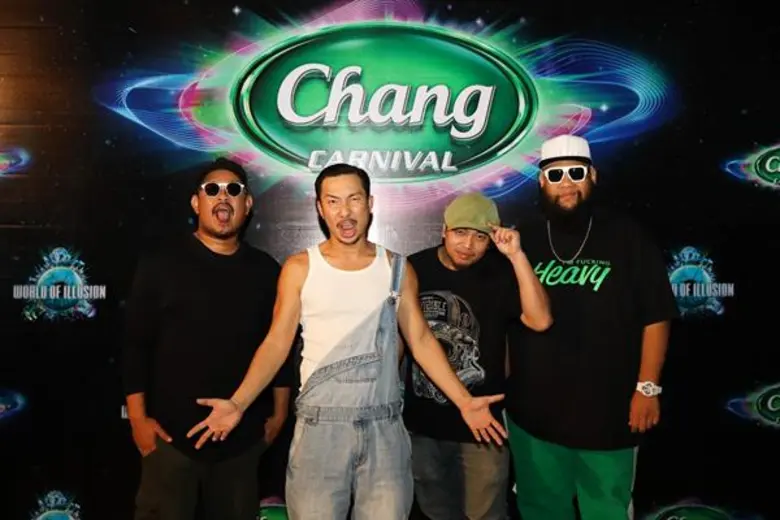 เปิดฉากอย่างยิ่งใหญ่อลังการไปเป็นที่เรียบ...