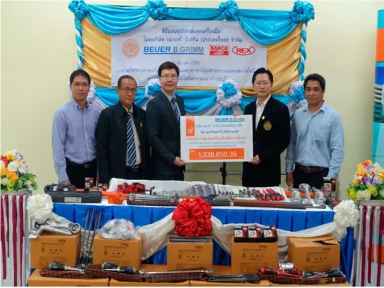 นายนิรันดร์ ล้ำเลิศลักษณชัย (ที่ 3 จากซ้า...