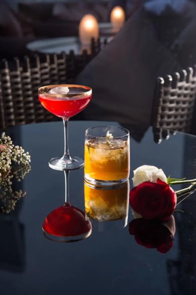 อัพ แอนด์ อะบัฟ บาร์ (Up & Above Bar) โรง...