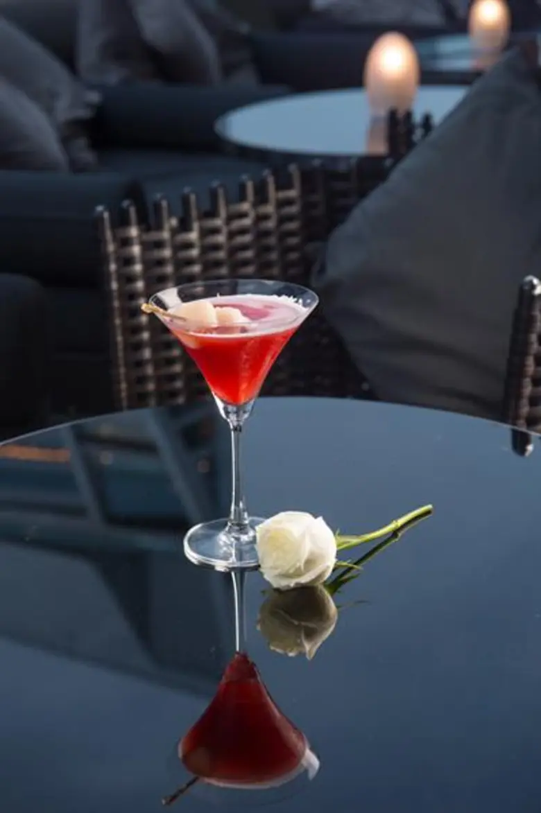 อัพแอนด์อะบัฟ บาร์ ขอแนะนำเมนูฟลอรัลค็อกเทล เมนูเครื่องดื่มต้อนรับศักราช 2561