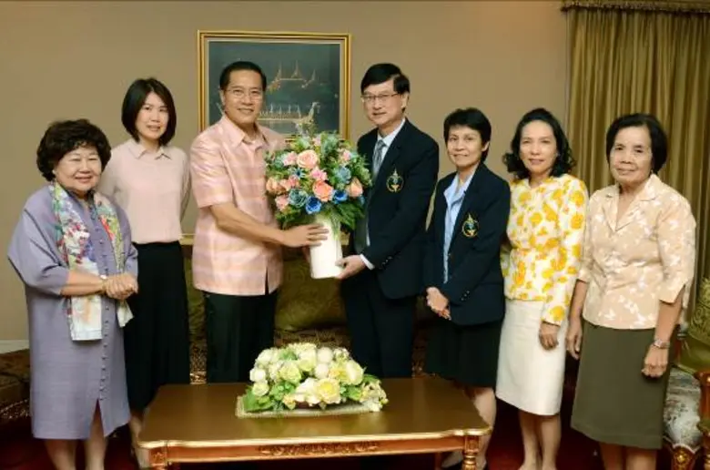 นายแพทย์สมเกียรติ ลลิตวงศา (จากซ้าย คนที่...