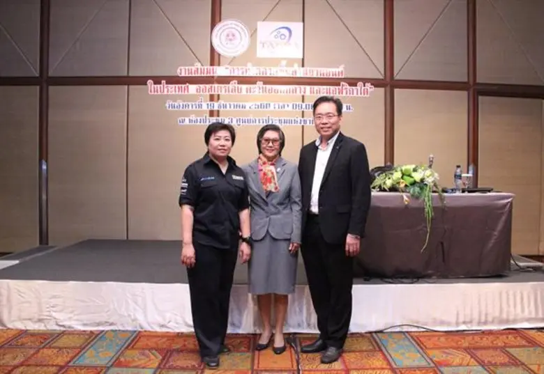 คุณสุภาวดี วิทูรปกรณ์ (ซ้าย) รองกรรมการผู...