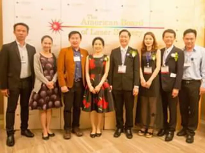 นายแพทย์สถาพร จินารัตน์ผู้อำนวยการสถาบัน ...