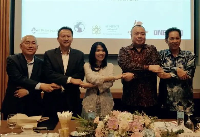 นายรอศักดิ์ มูลทรัพย์ (ซ้ายสุด) ประธานกรร...