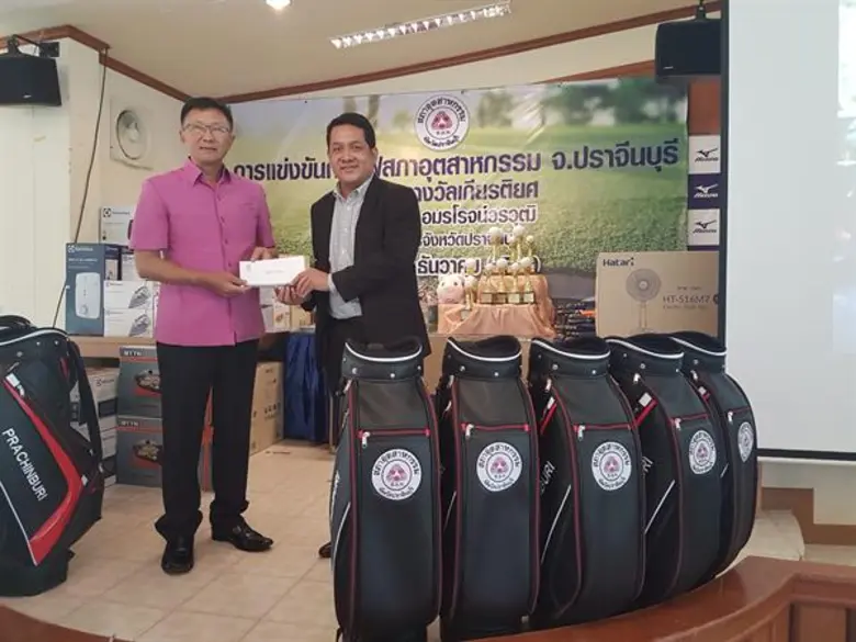 นายชัยยุทธ อุตรคำ (ขวา) ผู้จัดการทั่วไป โ...