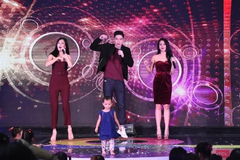 “ช่อง 8 พบเพื่อน ปี3” มันส์ ส่งท้ายปี 60 “ใบเตย อาร์สยาม” แดนซ์สายเดี่ยว เสียวขาด