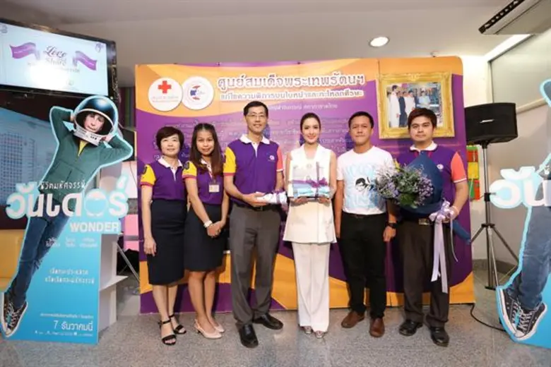 ชวนทีม Choose Kind ร่วมส่งต่อกำลังใจ สร้างชีวิตมหัศจรรย์กับหนังฟีลกู้ดแห่งปี สนับสนุนเสื้อยืด Choose Kind Choose WONDER รายได้ทั้งหมดช่วยเหลือคนไข้ ศูนย์สมเด็จพระเทพรัตนฯ แก้ไขความพิการบนใบหน้าและกะโหลกศีรษะ