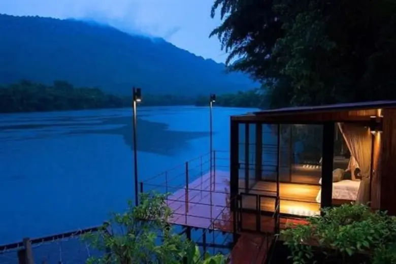 หลีกหนีจากแสงสีเสียงของงานเลี้ยงสังสรรค์แ...