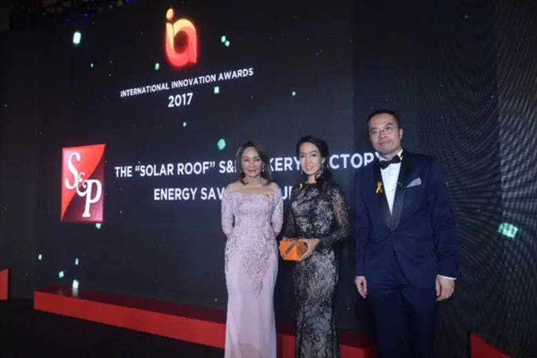 คุณมณีสุดา ศิลาอ่อน (กลาง) ผู้จัดการฝ่ายส...