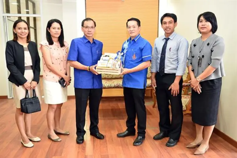 รองอธิการฯ ม.อ.ตรัง มอบกระเช้าสวัสดีปีใหม่แก่ ผอ.โรงเรียนบ้านควนปริง และ นายก ทน.ตรัง