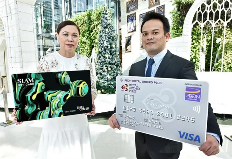 นายประพันธ์ รังสิโยภาส (ขวา) รองกรรมการผู...