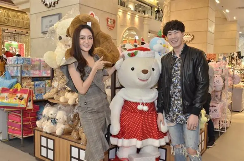 'ซัน’ ควงนางร้ายคู่ซี้ 'แก้มบุ๋ม’ ช็อปปิ้งของขวัญปีใหม่…ให้คนรู้ใจ