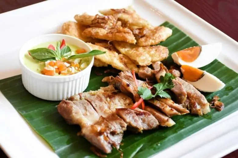 หมูคุโรบูตะย่างเสิร์ฟพร้อมซอสแกงเขียวหวาน...