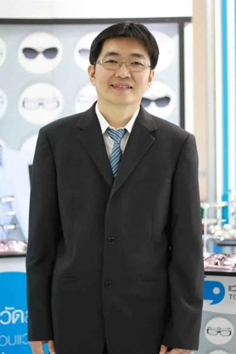 ห้างแว่นท็อปเจริญ นำโดย นายแพทย์นพวุฒิ ตร...