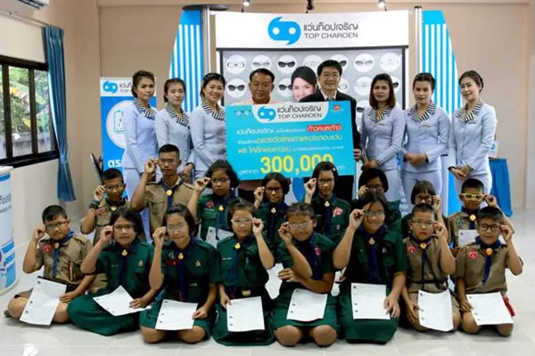 แว่นท็อปเจริญ ขอร่วมเป็นส่วนหนึ่งของ “ก้าวคนละก้าว” ด้วยการบริการตรวจวัดสายตาและประกอบแว่นฟรี ให้เด็กและเยาวชน ณ โรงเรียนวัดอัมพวนาราม จังหวัดราชบุรี รวมมูลค่ากว่า 300,000 บาท