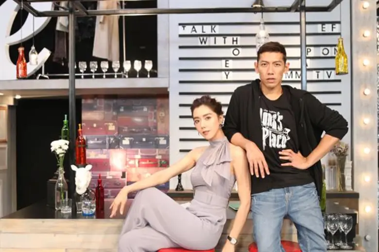 ทีวีไกด์: รายการ “ทอล์ก-กะ-เทย Tonight” “ป่อมแป๋ม” ชวน “อ้อม” หวนรำลึกความหลัง “ไอซ์” เปิดประสบการณ์ความกลัว ใน “ทอล์ก-กะ-เทย Tonight” 24 ธ.ค.นี้