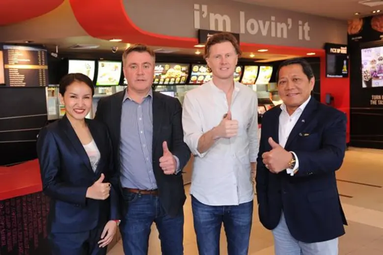 มร. เฮสเตอร์ ชิว (ขวาสุด) ประธานกรรมการ แ...