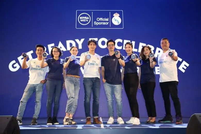 “กรรณ สวัสดิวัฒน์” แทคทีม “โจ๊ก โซคูล” เตรียมพร้อมผิวกับนีเวีย เมน ครีม ก่อนระเบิดฟอร์มเชียร์ฟุตบอลแมทช์หยุดโลกส่งท้ายปีในงาน “Get Ready to Celebrate with NIVEA MEN Creme”