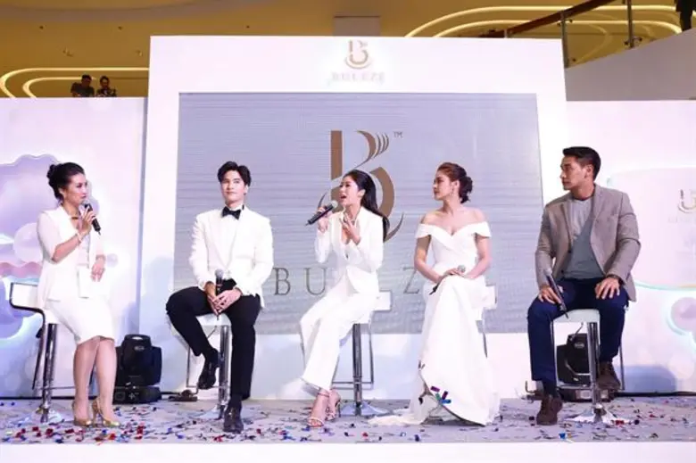 ทัพนักข่าว แฟนคลับ ล้นงาน!! “ป้อง แก้ว ปุ๊กลุก ไมค์” ร่วมเดินแบบเปิดตัวครีมบูเลอเซ่