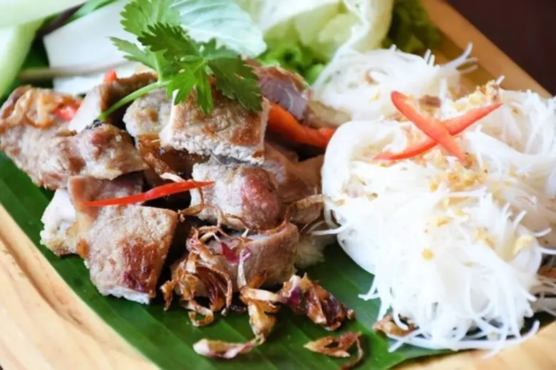 คอหมูคุโรบูตะย่างหมักตะไคร้เสิร์ฟพร้อมซอส...