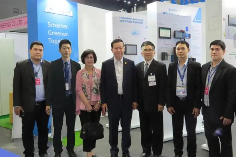 นายนินนาท ไชยธีรภิญโญ ( ที่ 4 จากซ้าย) ปะ...